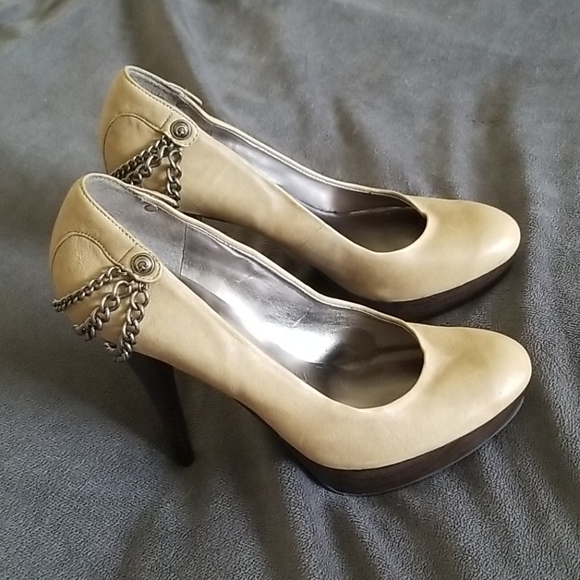 Tan Guess Seeri Chain Stiletto Pumps Size 7.5 - Picture 6 of 9